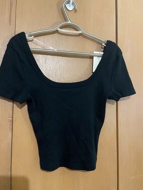 Universal Thread Black Scoop Neck Short Sleeve Crop Top 2/$30
